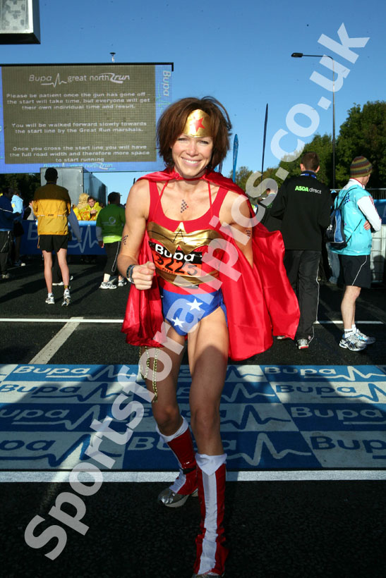 Super Woman Nell McAndrew before taking part in the 2008 BUPA Great North Run